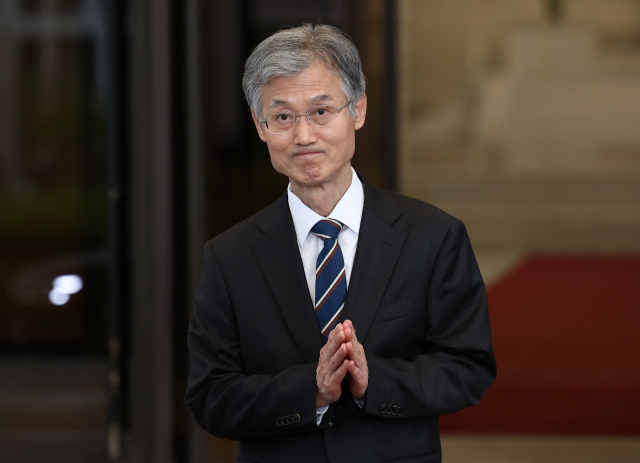 조희대 대법원장이 17일 서울 서초구 대법원에서 퇴근하기 위해 이동하며 두 손을 모으고 있다. 연합뉴스