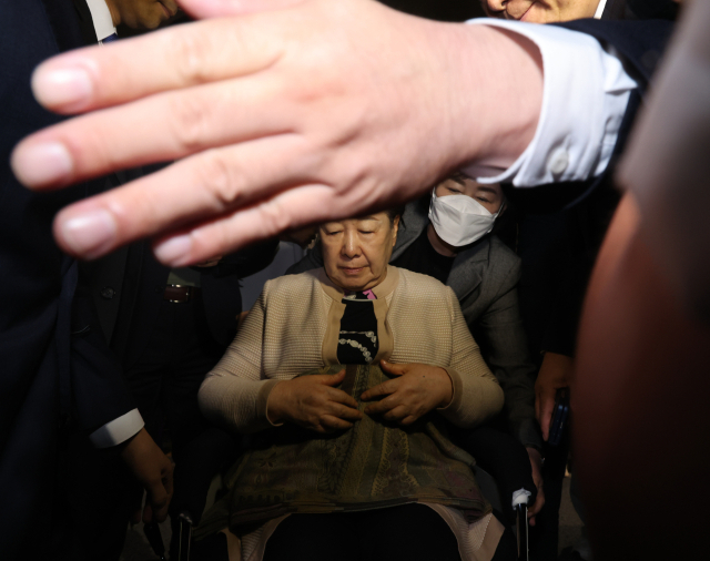 한학자 통일교 총재가 9월 17일 서울 종로구 KT광화문빌딩에 마련된 민중기 특별검사팀 사무실에서 조사를 받은 뒤 귀가하고 있다. 연합뉴스