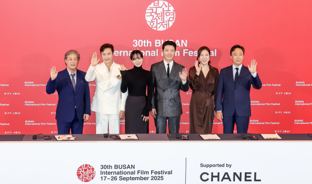 제30회 부산국제영화제(BIFF) 개막작 ‘어쩔수가없다’ 기자 간담회가 17일 오후 해운대구 영화의전당 중극장에서 열렸다. 박찬욱 감독, 배우 이병헌 손예진 박희순 염혜란 이성민(왼쪽부터)이 손을 흔들고 있다. 김종진 기자 kjj1761@