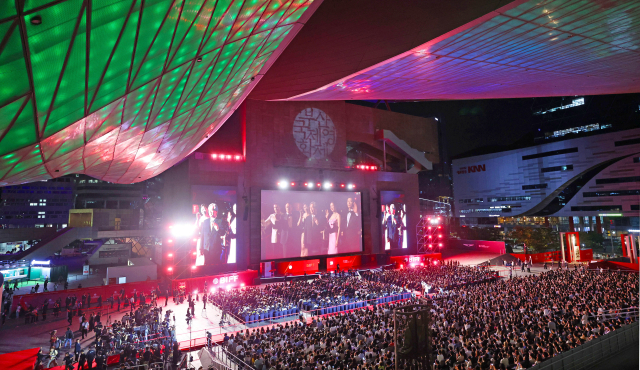 제30회 부산국제영화제(BIFF)가 17일 오후 부산 해운대구 영화의전당 야외극장에서 열린 개막식을 시작으로 열흘간의 일정에 들어갔다. 배우들과 영화 관계자들이 레드카펫을 밟고 행사장으로 들어오고 있다. 정종회 기자 jjh@