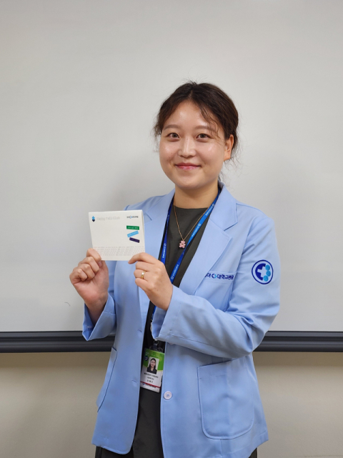 동아대병원 생명사랑위기대응센터에서 사례관리자로 일하는 성혜진 씨가 ‘실패 적금 통장’을 들어보이고 있다.