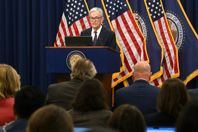 17일 기자회견에서 제롬 파월 연준 의장이 금리인하 배경을 설명하고 있다. AFP연합뉴스