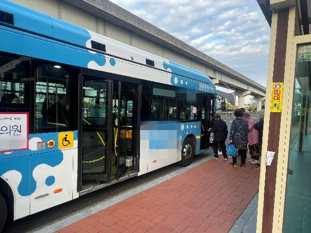 경남 김해시의 한 버스 정류장. 부산일보DB