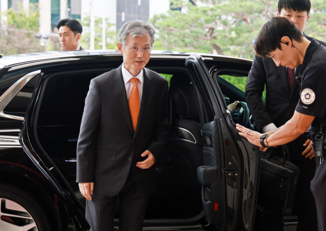 조희대 대법원장이 18일 서울 서초구 대법원으로 출근하고 있다. 연합뉴스