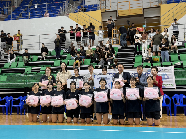 부산 경남여중 배구부가 지난 14일 ‘2025 KYK 파운데이션 전국중학교 배구 최강전’에서 우승을 차지했다. 부산시교육청 제공