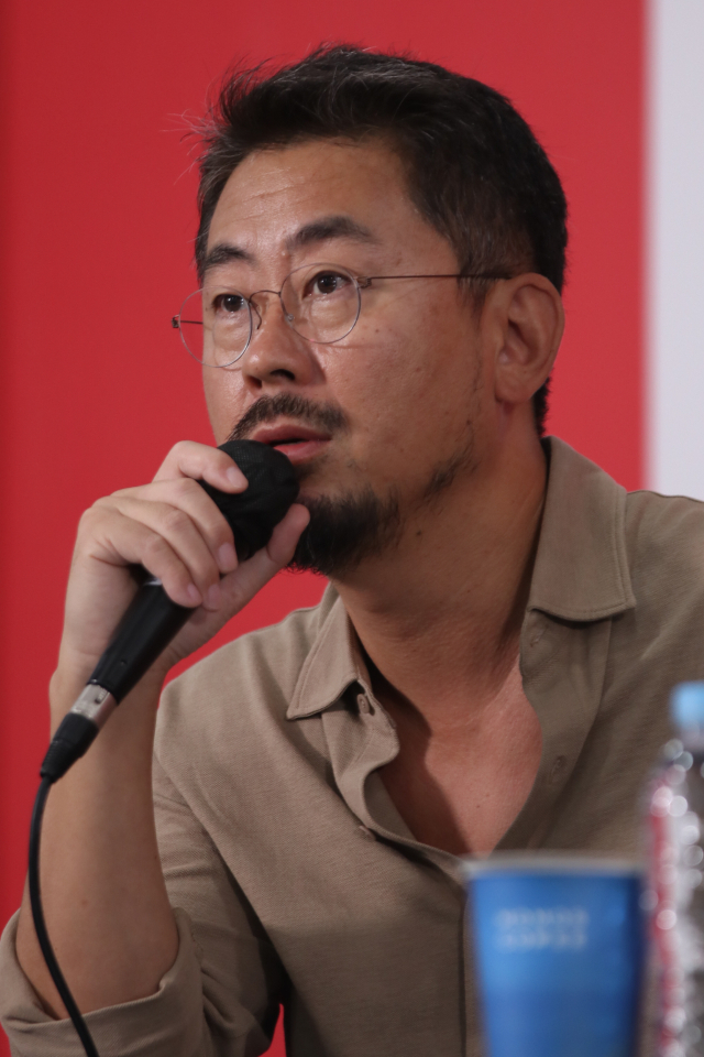제30회 부산국제영화제 경쟁부문 심사위원장인 나홍진 감독이 18일 오전 열린 기자회견에서 각오를 밝히고 있다. 정성운 인턴기자