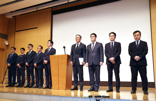 회원 960만여 명을 보유한 롯데카드의 ‘해킹 사태’ 피해 규모가 예상보다 훨씬 큰 것으로 밝혀지며 논란이다. 조좌진 롯데카드 대표이사 등 관계자들이 18일 서울 중구 부영태평빌딩에서 해킹 사고로 인한 고객 정보 유출사태에 대해 대고객 사과를 위해 서있다. 연합뉴스