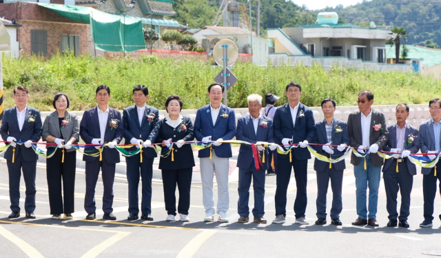 통영시는 지난 17일 광도면 좌진마을에서 ‘지방도 1021호선 좌진지구 선형개량공사’ 준공 기념식을 열었다. 통영시 제공
