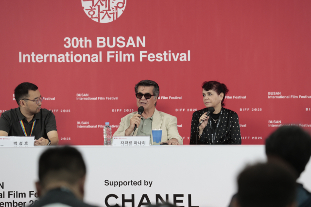 제30회 부산국제영화제 '올해의 아시아영화인상' 수상자인 이란 거장 자파르 파나히(가운데) 감독이 18일 오전 부산 해운대구 영화의전당에서 기자회견을 갖고 수상 소감과 영화 철학에 대해 밝히고 있다. 왼쪽은 박성호 BIFF 프로그래머. 이지원 인턴기자