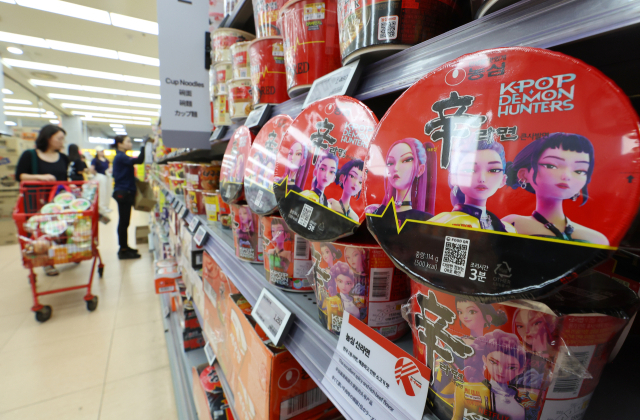 9월 3일 서울 시내의 한 대형마트에 진열된 케데헌과 협업한 농심의 컵라면 제품. 연합뉴스