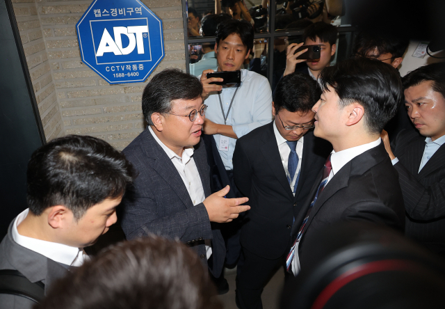 김건희 여사의 의혹들을 수사하는 민중기 특별검사팀이 18일 서울 여의도 국민의힘 중앙당사에 대한 '통일교 집단 입당' 의혹과 관련한 압수수색에 나섰다. 당사에 도착한 특검팀이 당사에 진입하기 위해 국민의힘 측 변호사와 대화하고 있다. 연합뉴스