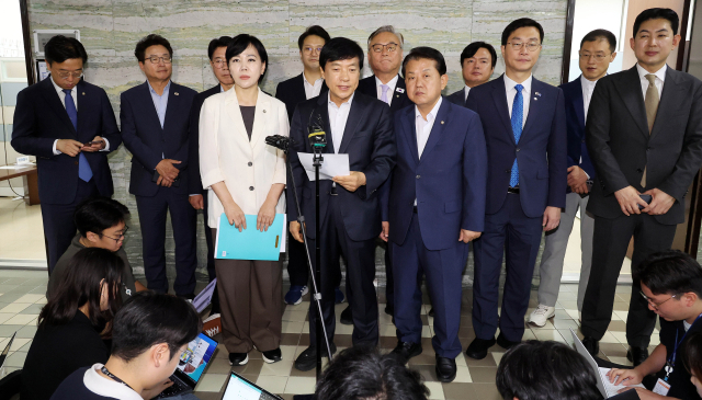 더불어민주당 3대특검 종합대응 특별위원회 전현희 위원장 및 위원들이 18일 서울 여의도 국회 의안과에 '윤석열·김건희 등의 국정농단 사건 진상규명을 위한 전담재판부 설치에 관한 법률안'을 제출한 뒤 브리핑하고 있다. 연합뉴스