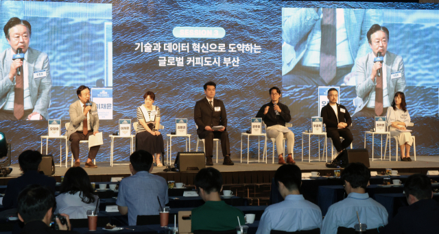 부산일보사와 부산시, 부산교육청이 주최한 ‘2025 스케일업 부산 컨퍼런스’가 18일 오후 부산 해운대구 웨스틴조선 부산 그랜드볼룸에서 열렸다. 세션 3 기술과 데이터 혁신으로 도약하는 글로벌 커피도시 부산을 주제로 패널들이 토론하고 있다. 김종진 기자 kjj1761@