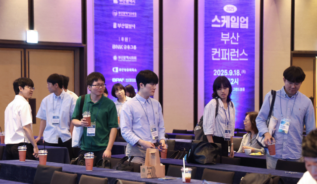 부산일보사와 부산시, 부산교육청이 주최한 ‘2025 스케일업 부산 컨퍼런스’가 18일 오후 부산 해운대구 웨스틴조선 부산 그랜드볼룸에서 열렸다. 부산시 수습사무관들이 행사에 참석하고 있다. 김종진 기자 kjj1761@