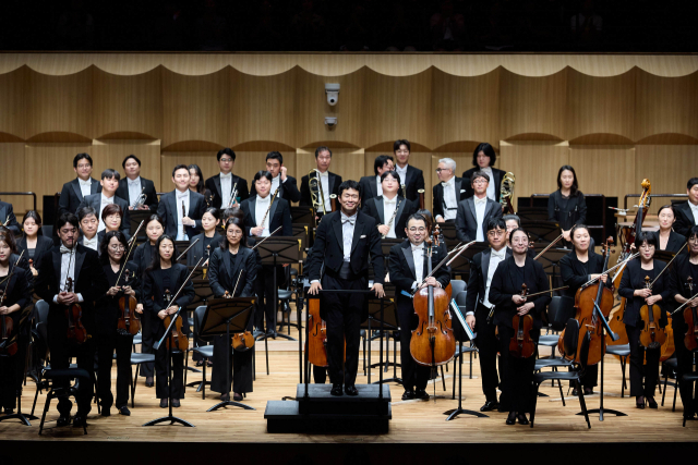 부산시립교향악단이 지난 17일 부산 강서구 낙동아트센터에서 '독일 순회공연 프리뷰 콘서트'를 마친 뒤 관객들에게 인사하고 있다. 부산문화회관 제공