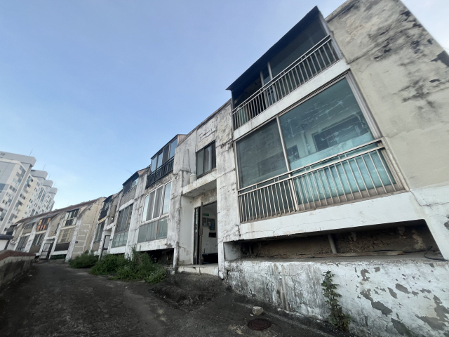 긴 시간 방치된 것으로 보이는 경남 김해시 외동의 N 연립 주택은 건축물대장에도 존재하지 않아 정확한 준공 시기도 알 수 없다. 이경민 기자 min@