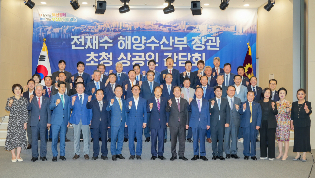 18일 부산상의 상의홀에서 열린 전재수 해양수산부 장관과의 간담회에서 지역 상공계는 HMM의 신속한 부산 이전을 요구했다. 부산상의 제공