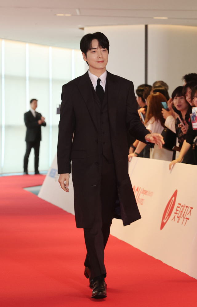 2025 부일영화상이 18일 오후 부산 해운대구 시그니엘 부산 그랜드볼룸에서 열렸다. 영화상에 참석한 배우 이준혁이 레드카펫으로 입장하고 있다. 정종회 기자 jjh@