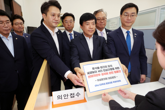 더불어민주당 3대특검 종합대응 특별위원회는 ‘전담재판부 설치에 관한 법률안’을 제출하고 있다. 연합뉴스