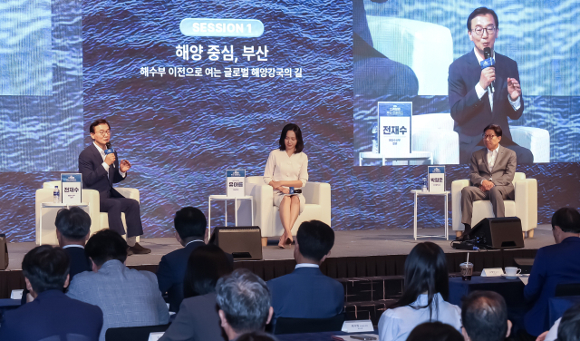 ‘2025 스케일업 부산 컨퍼런스’ 첫 번째 세션 ‘해양 중심 부산, 해수부 이전으로 여는 글로벌 해양강국의 길’ 토론자인 전재수(왼쪽) 해양수산부 장관과 박형준(오른쪽) 부산시장이 해양수도 부산을 만들기 위한 전략을 놓고 열띤 토론을 벌이고 있다. 김종진 기자 kjj1761@