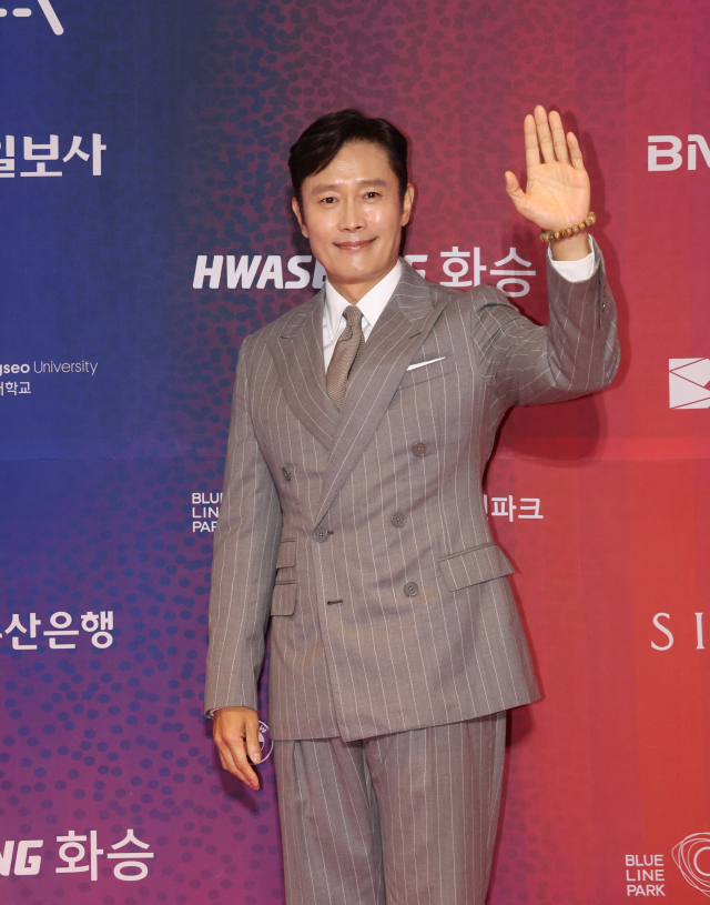 2025 부일영화상이 18일 오후 부산 해운대구 시그니엘 부산 그랜드볼룸에서 열렸다. 영화상에 참석한 배우 이병헌이 포토월에서 포즈를 취하고 있다. 정종회 기자 jjh@