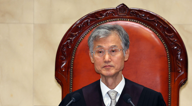 조희대 대법원장이 18일 서울 서초구 대법원에서 열린 전원합의체에서 방청객석을 바라보고 있다. 연합뉴스