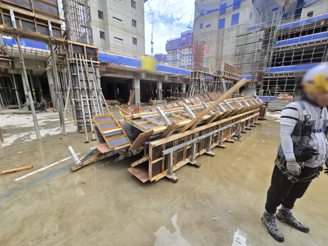 3m 높이에서 추락한 목재 구조물 모습. 부산 남부경찰서 제공