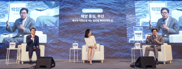 부산일보사와 부산시, 부산교육청이 주최한 ‘2025 스케일업 부산 컨퍼런스’가 18일 오후 부산 해운대구 웨스틴조선 부산 그랜드볼룸에서 열렸다. 박형준 부산시장(오른쪽)과 전재수 해양수산부 장관이 해수부 이전으로 여는 글로벌 해양강국의길을 주제로 대담을 하고 있다. 김종진 기자 kjj1761@