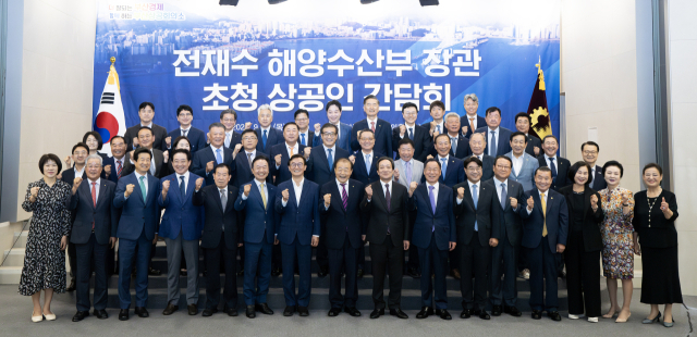 전재수 해양수산부 장관이 18일 부산상공회의소에서 열린 부산지역 상공인들과 간담회에서 참석자들과 기념 촬영을 하고 있다. 해수부 제공