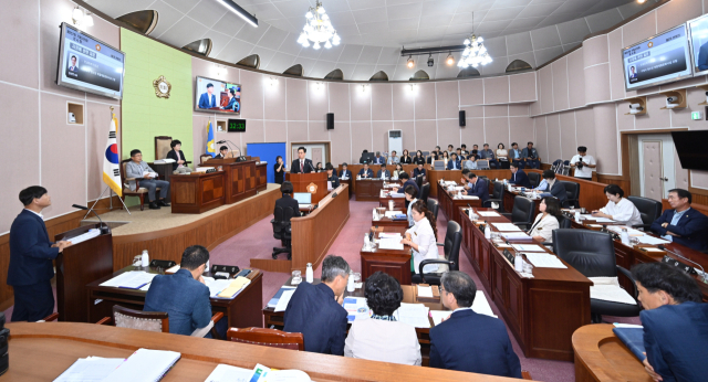 거제시의회는 19일 오전 열린 제257회 임시회 제4차 본회의에서 더불어민주당 최양희 의원이 대표 발의한 ‘민생회복지원금 지원 조례안’을 격론 끝에 원안 가결했다. 표결에서 재적의원 16명 중 찬성 9명, 반대 6명, 기권 1명이 나왔다. 사무국 제공