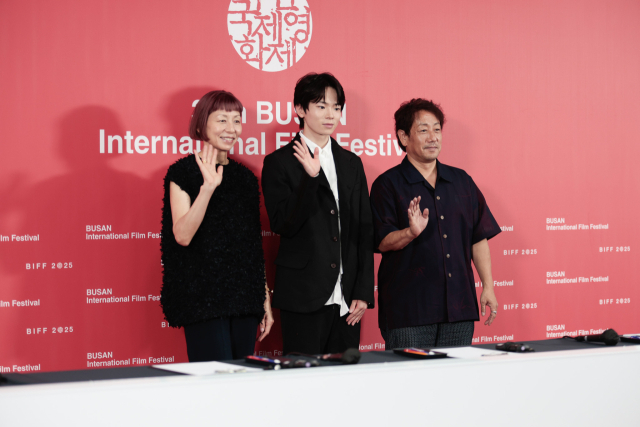 19일 오전 부산 해운대구 영화의전당에서 진행된 BIFF 경쟁부문 기자회견에서 ‘어리석은 자는 누구인가’ 제작진이 손을 흔들고 있다. 왼쪽부터 나가타 고토 감독과 하야시 유타 배우, 모리이 아키라 프로듀서. 이지원 인턴기자