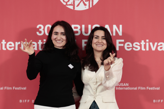 19일 오전 BIFF 경쟁부문 기자회견 뒤 포즈를 취하고 있는 ‘또 다른 탄생’의 이저벨 칼란다(왼쪽) 감독과 파르조나 시린백 프로듀서. 이지원 인턴기자