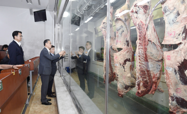 이형일 기획재정부 차관이 19일 충북 음성군 음성 축산물 공판장을 방문, 경매장을 시찰하며 관계자의 설명을 듣고 있다. 지개부 제공