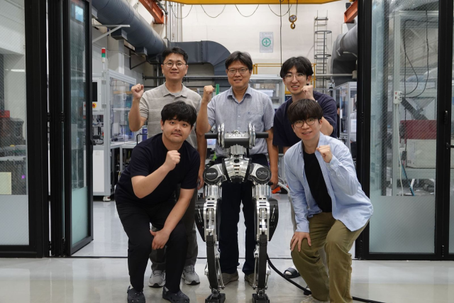 개발된 KAIST 휴머노이드와 연구진. (뒷줄 가운데부터 시계방향) 박해원 교수, 강동윤 박사과정, 김하준 박사과정, 최종훈 박사과정, 김민수 연구교수. KAIST 제공