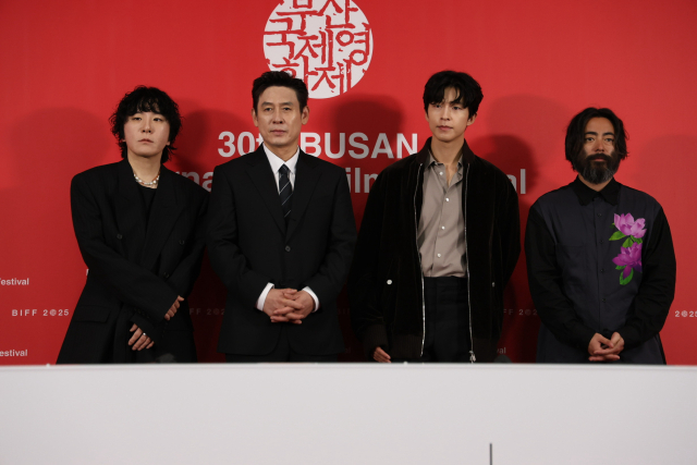 19일 오전 부산 해운대구 영화의전당에서 열린 BIFF 갈라 프레젠테이션 초청작 기자회견에서 ‘굿뉴스’ 제작진들이 포즈를 취하고 있다. 왼쪽부터 변성현 감독과 배우 설경구, 홍경, 야마다 타카유키. 정성운 인턴기자