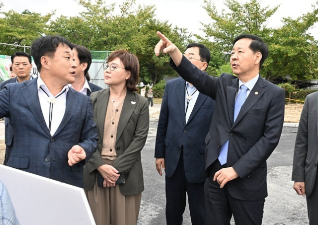 구윤철 부총리 겸 기획재정부 장관이 9월 19일 오후 경주 화백컨벤션센터(HICO)를 방문해 2025 APEC 정상회의 준비상황을 점검하며 관계자로부터 설명을 듣고 있다. 기재부 제공