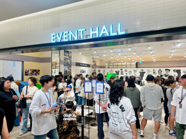 19일 신세계 센텀시티에 문을 연 히로 7주년 팝업스토어 매장이 고객들로 붐비고 있다. 신세계 센텀시티 제공