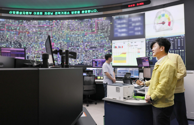 이호현 산업통상자원부 2차관이 지난 16일 전남 나주시에 소재한 전력거래소에서 ‘가을철 경부하기 대비 전력계통 안정화 모의훈련’을 점검하고 있다. 산업부 제공