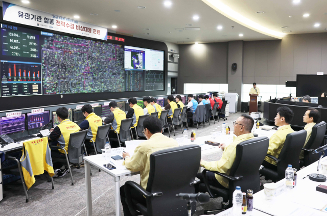 이호현 산업통상자원부 2차관이 지난 16일 전남 나주시에 소재한 전력거래소에서 ‘가을철 경부하기 대비 전력계통 안정화 모의훈련’을 점검하고 있다. 산업부 제공