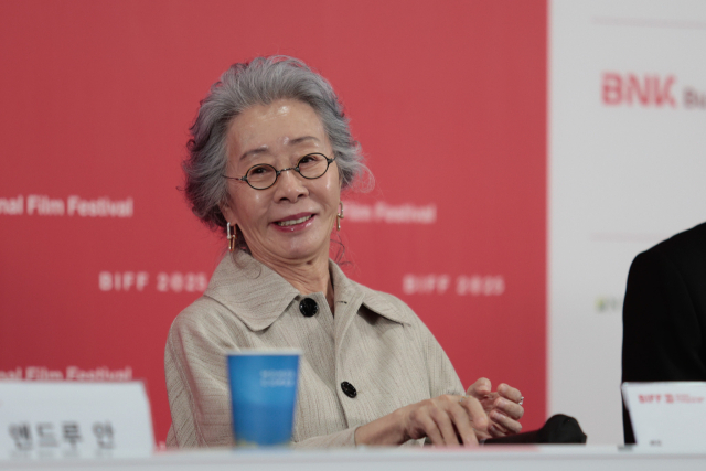 19일 오후 부산 해운대구 영화의전당에서 열린 결혼 피로연’ 기자간담회에 참석한 배우 윤여정. 이지원 인턴기자