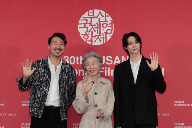 19일 오후 부산 해운대구 영화의전당에서 열린 결혼 피로연’ 기자간담회에 참석한 앤드루 안 감독(왼쪽), 배우 윤여정(가운데), 배우 한기찬. 이지원 인턴기자