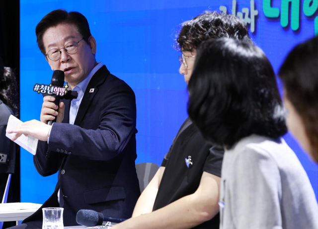 이재명 대통령이 19일 서울 마포구 구름아래 소극장에서 열린 2030 청년 소통·공감 토크콘서트에서 발언하고 있다. 연합뉴스