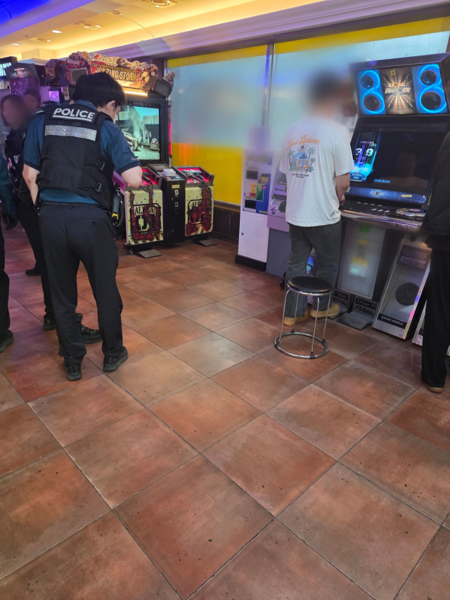 부산의 한 오락실에서 실탄이 발견됐다는 신고가 접수돼 경찰이 출동했다. 부산진경찰서 제공