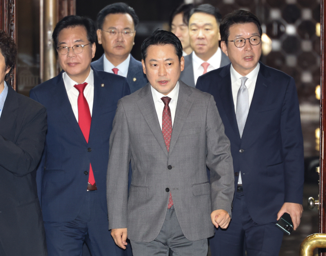 국민의힘 장동혁 대표와 송언석 원내대표가 19일 국회에서 열린 의원총회에 입장하고 있다. 연합뉴스