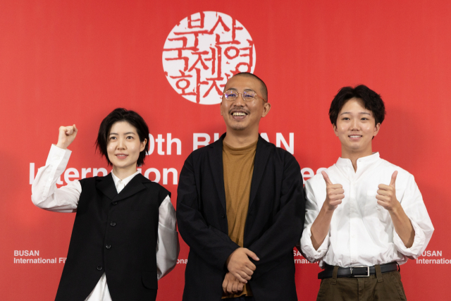 지난 20일 오전 부산 해운대구 영화의전당에서 BIFF 경쟁부문 ‘부산 어워드’ 후보작 ‘여행과 나날’ 제작진이 포즈를 취하고 있다. 왼쪽부터 배우 심은경, 미야케 쇼 감독, 배우 타카다 만사쿠. 정성운 인턴기자