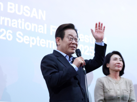 이재명 대통령이 20일 부산 해운대구 영화의전당에서 부산국제영화제 공식상영작 '극장의 시간들' 상영 뒤 진행된 관객과의 대화에서 관람객에게 인사하고 있다. 연합뉴스