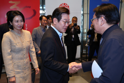 이재명 대통령이 20일 부산국제영화제 공식상영작 '극장의 시간들' 관람을 위해 방문한 부산 해운대구 영화의전당에서 박광수 영화제 이사장과 인사하고 있다. 연합뉴스