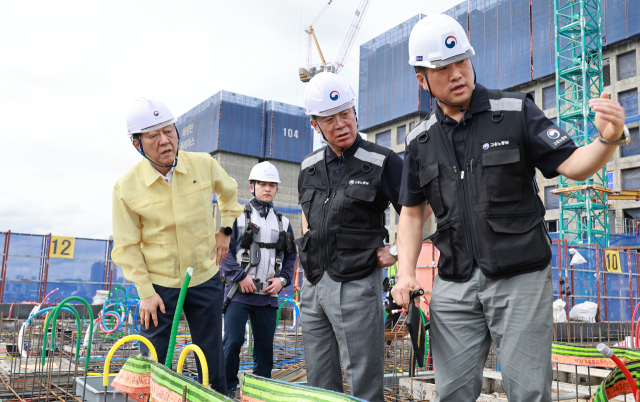 김영훈 고용노동부 장관(가운데)과 김윤덕 국토교통부 장관(왼쪽)이 지난 18일 서울 용산구 청년주택 신축 공사 현장을 찾아 불법하도급 합동 점검을 하고 있다. 고용노동부 제공
