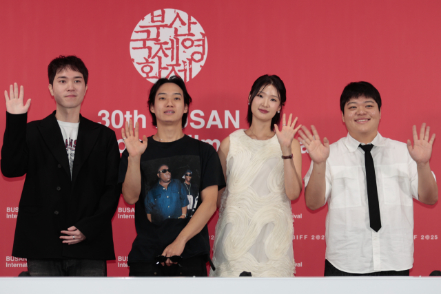 21일 오전 부산 해운대구 영화의전당에서 BIFF 경쟁부문 ‘부산 어워드’ 후보작 ‘충충충’ 제작진이 포즈를 취하고 있다. 왼쪽부터 한창록 감독, 배우 주민형, 백지혜, 신준향. 이지원 인턴기자