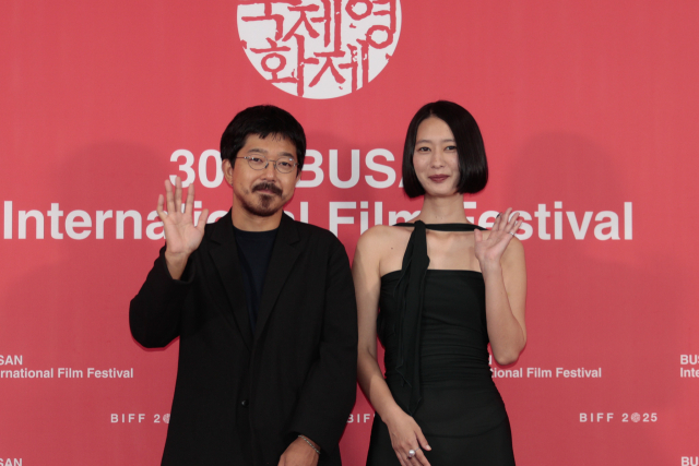 21일 오전 부산 해운대구 영화의전당에서 BIFF 경쟁부문 ‘부산 어워드’ 후보작 ‘고양이를 놓아줘’의 시가야 다이스케(왼쪽) 감독과 배우 타니구치 란이 손을 흔들고 있다. 이지원 인턴기자